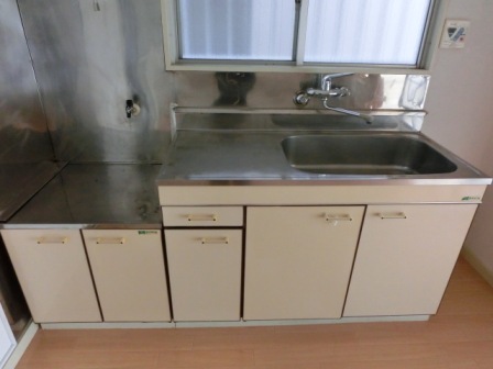 Kitchen. Gas stove installed Friendly Kitchen. There is also a bright and ventilation good window