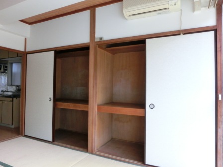 Receipt. Japanese-style closet. They are both three-stage, Plenty of storage