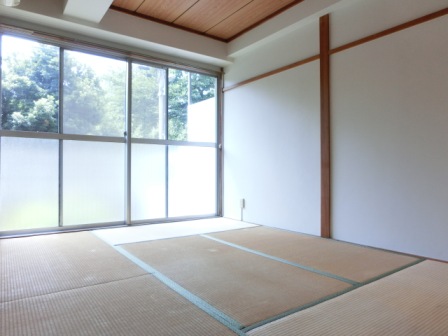 Other room space. 6-mat Japanese-style room. There is also you can use To spacious bright closet on the veranda surface