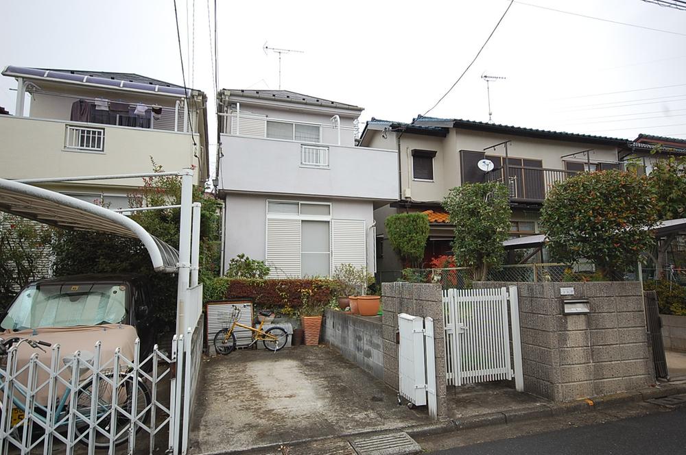 Local photos, including front road. Living-in stairs. Toilet 2 places.