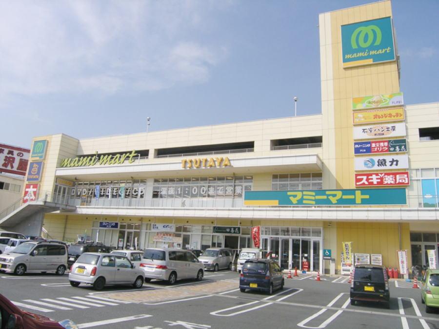 Shopping centre. 740m is being open until the evening 22:00 to Mamimato. bookstore, 100 Hitoshi, There is also a eat-in space. 