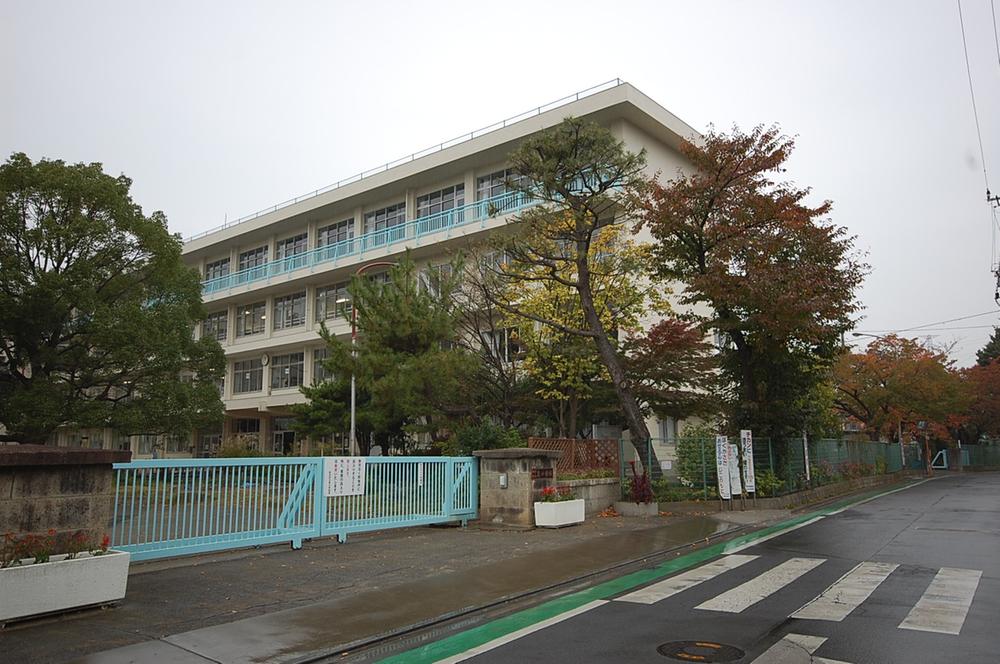 Primary school. 1300m Tokorozawa until Izumi elementary school is safe in a group school.