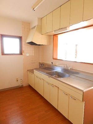 Kitchen. Large kitchen Gas stove 2 burners installed Allowed