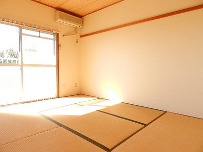 Living and room. Japanese-style room 6 quires Day is good