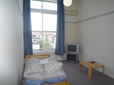 Living and room. 1F flooring ・ 2F carpet upholstery