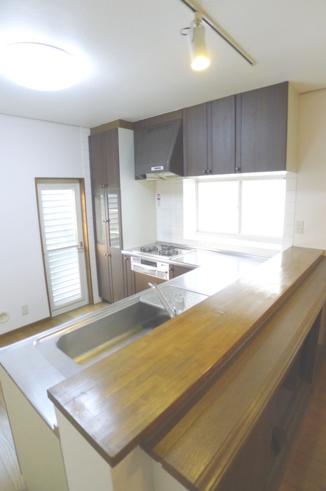 Kitchen. Convenient L-shaped kitchen