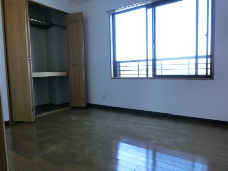 Other room space. 6 Pledge Western-style. Reasonable size in the bedroom