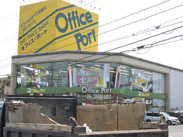 Shopping centre. 360m to the office port (shopping center)