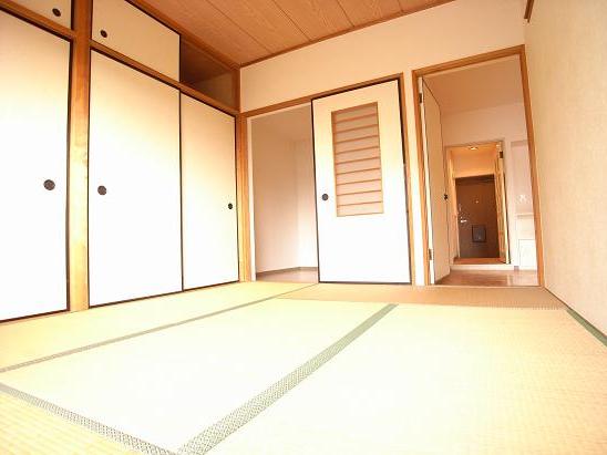 Other room space. 6-mat Japanese-style room. Closet you can use to enable it there are two between the minute the room with upper closet