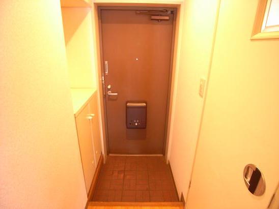Entrance. Entrance. There cupboard top space.
