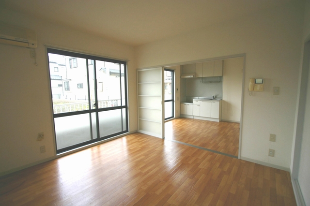 Living and room. By opening the door it can also be a LDK basis of 12.5 quires
