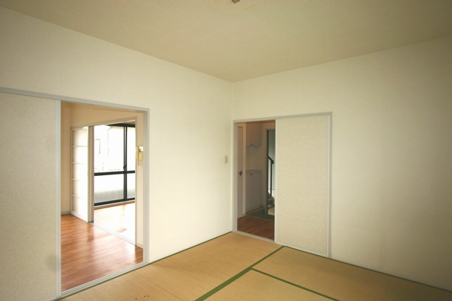 Other room space. The north side of the Japanese-style room Housing was pre