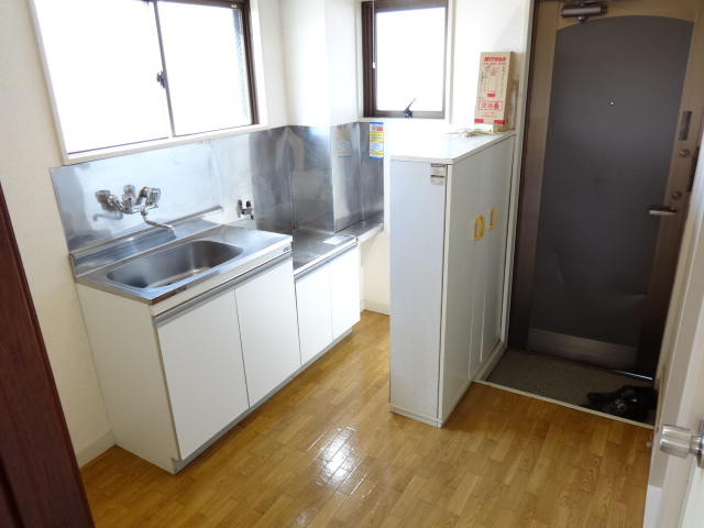 Kitchen. Entrance storage
