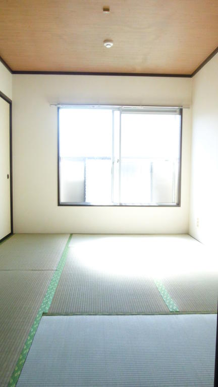 Other room space. Sunny