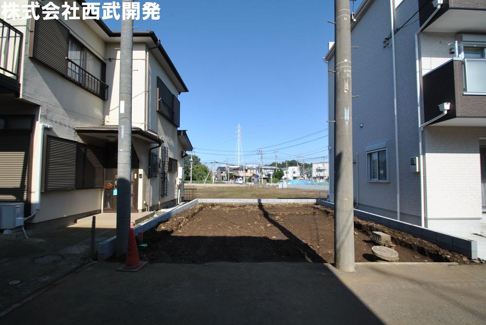 Local photos, including front road. Local appearance photo