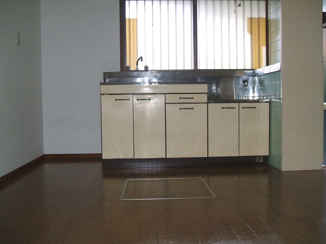 Living and room. Dining under the floor housed there