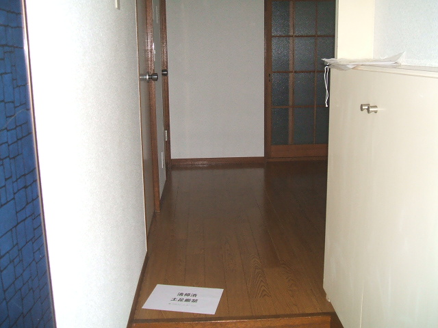 Entrance. Entrance ・ There cupboard