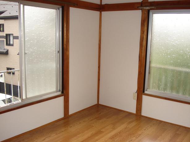 Other room space. 2 side lighting of the corner room unique. Good ventilation