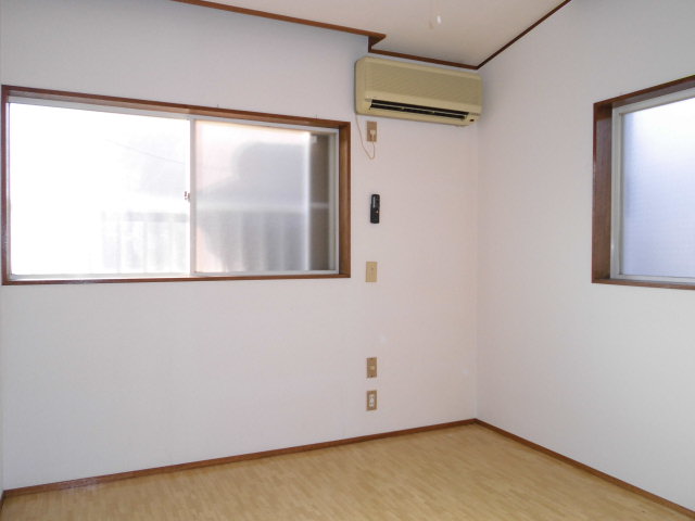 Other room space. 6 Pledge Western-style. There is a two-sided window ventilation also convenient rooms