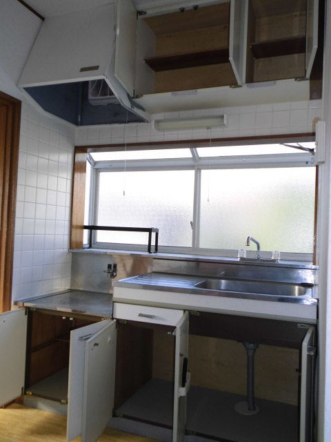 Kitchen. The number of shelf rich kitchen. It is also recommended for self-catering school