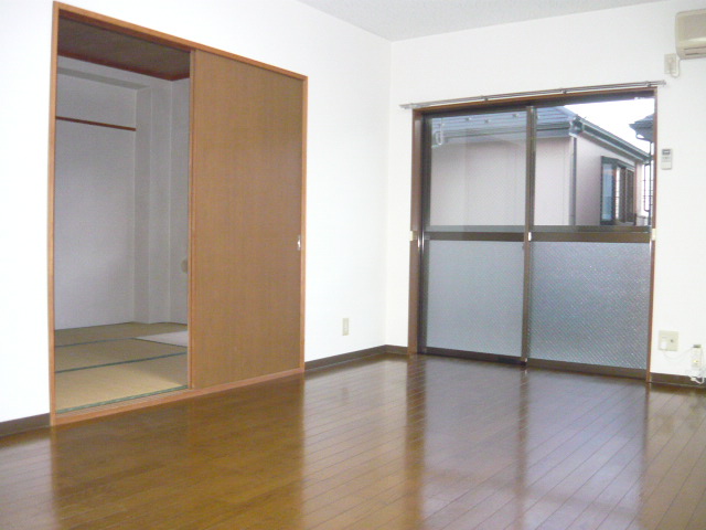 Living and room. Wide of 13 quires living