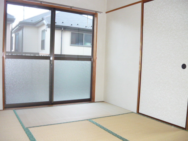 Other room space. Living next to the Japanese-style room