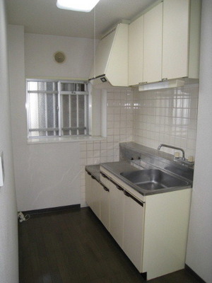 Kitchen. Gas stove 2 burners installed Allowed