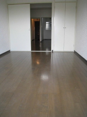 Living and room. Western-style 6 Pledge