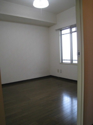 Living and room. Western-style 4.5 Pledge