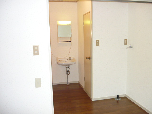 Other room space. There washbasin.