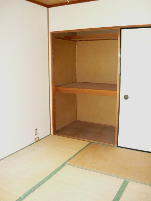 Receipt. Storage of dining side. There is also a convenient upper.