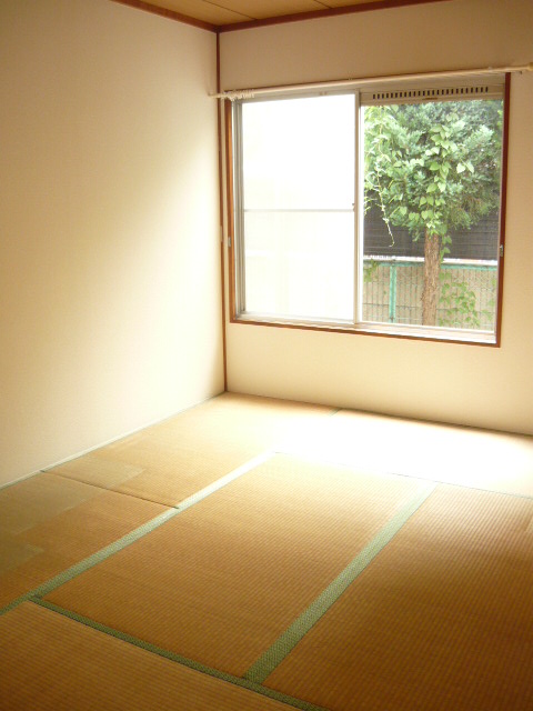 Other room space. 6-mat Japanese-style room. Here also there is a closet.