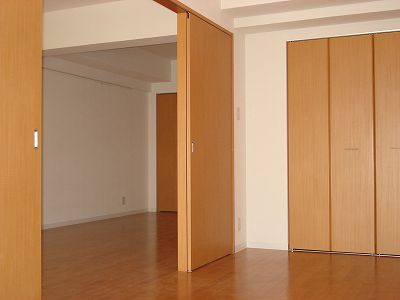 Living and room. Western-style 6.8 Pledge