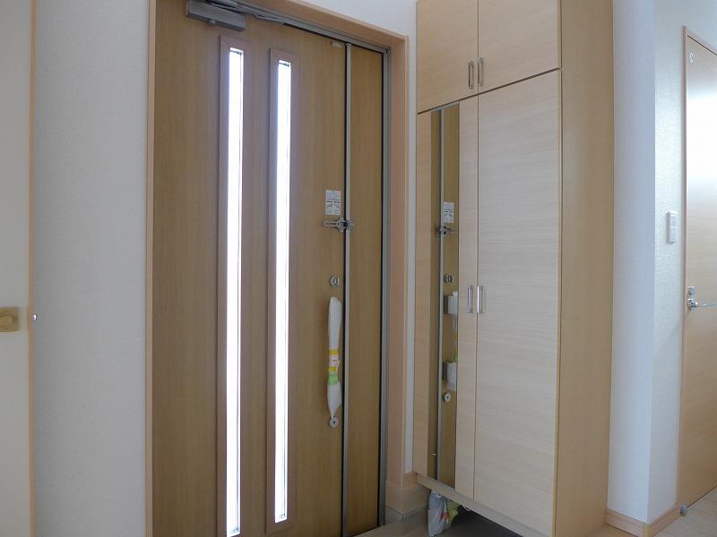 Entrance. Local (November 28, 2013) Shooting