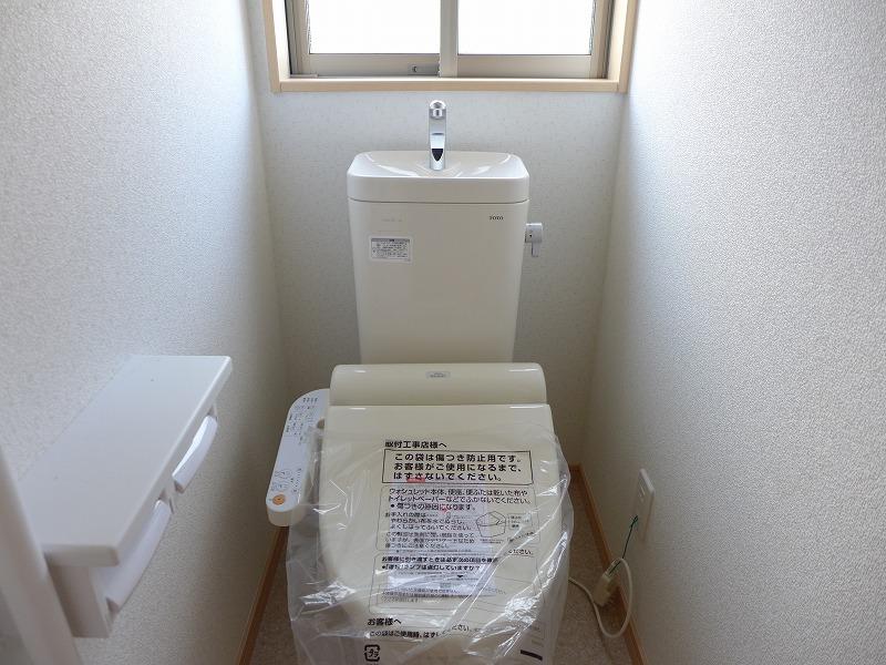 Wash basin, toilet. Local (November 28, 2013) Shooting