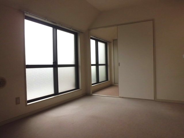 Other room space. DK and Western. But is the north side is bright even in the room because there is a window