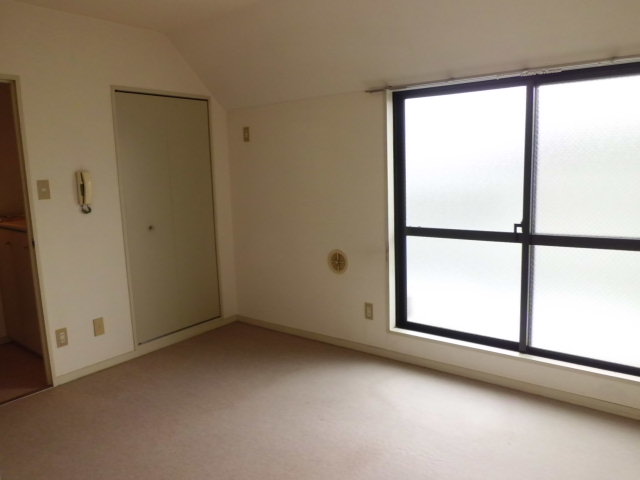 Living and room. 6 Pledge DK. Bright rooms with windows.