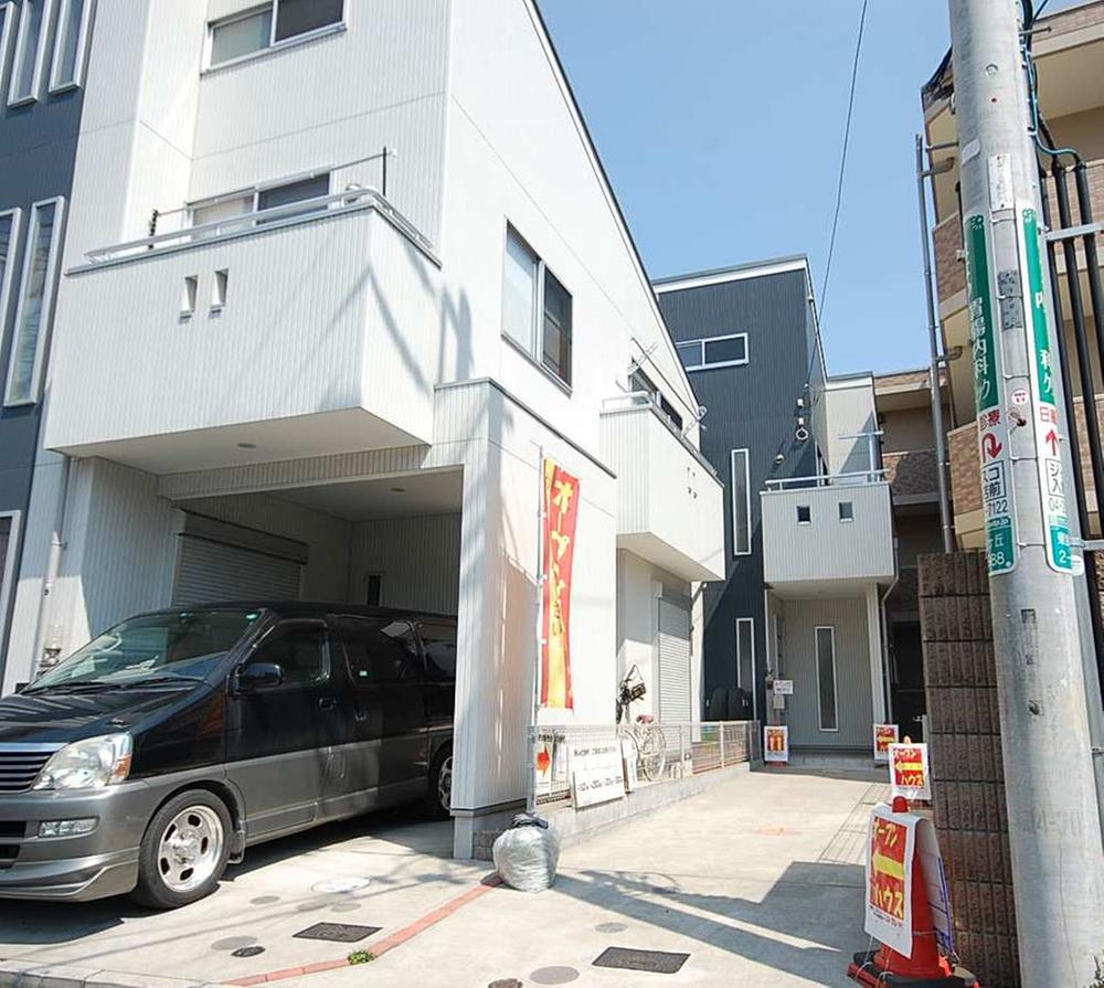 Local appearance photo. Local (May 2012) shooting