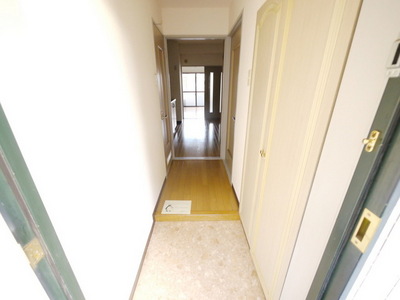 Entrance. There are shoe box