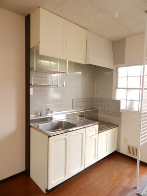Kitchen. Gas stove 2 burners installed Allowed