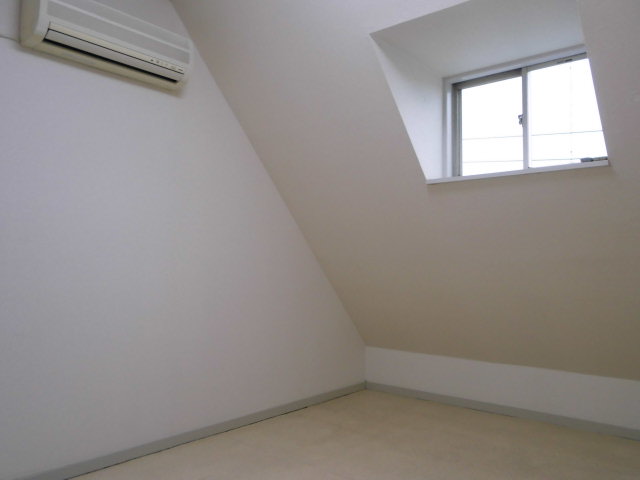 Other room space. loft. Bright with a small window, Convenient for ventilation