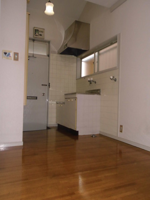 Living and room. 3.5 Pledge some kitchen space