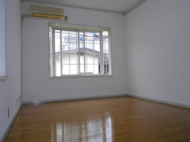 Other room space. 6 Pledge Western-style. Flooring ・ Bright living room with a bay window on the south side.