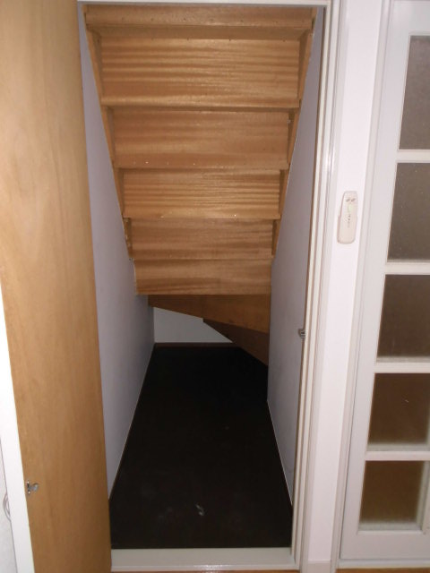 Receipt. Western-style housing. Under the stairs to the loft has become the storage
