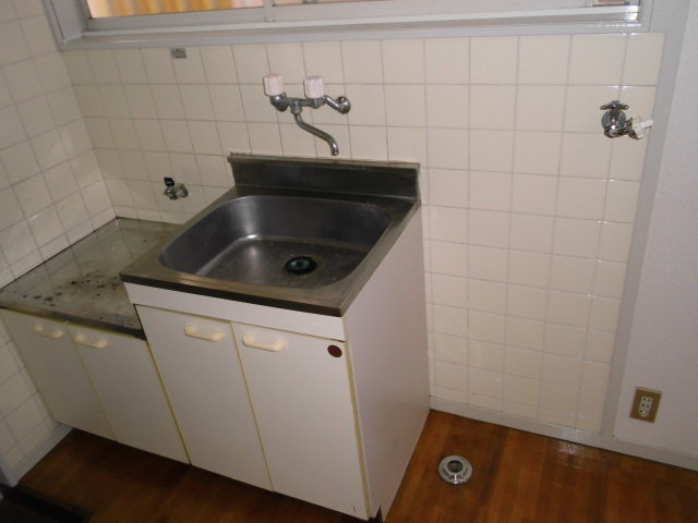 Kitchen. Gas stove installation Allowed. A window kitchen.