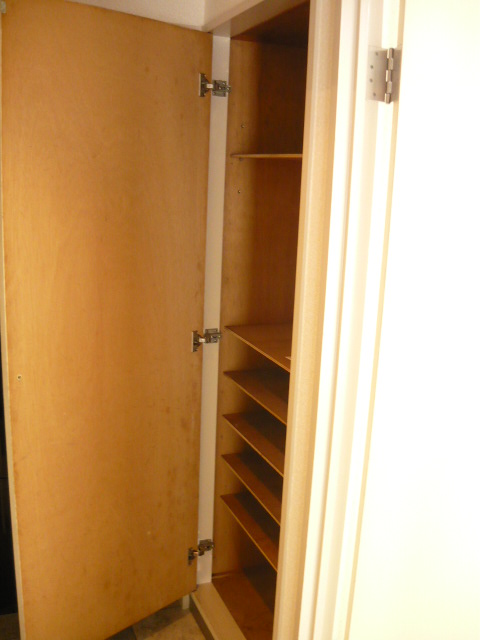 Entrance. Entrance ・ With cupboard