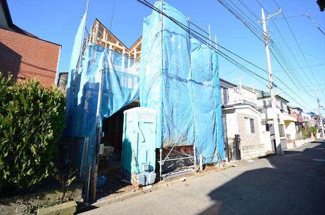 Local appearance photo. In shaping land in a quiet residential area a kind of low-rise area, Newly built single-family with a built-in garage is born. (2013 December 16 shooting)