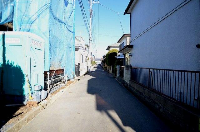 Local photos, including front road. Selling local (2013 December 16 shooting)