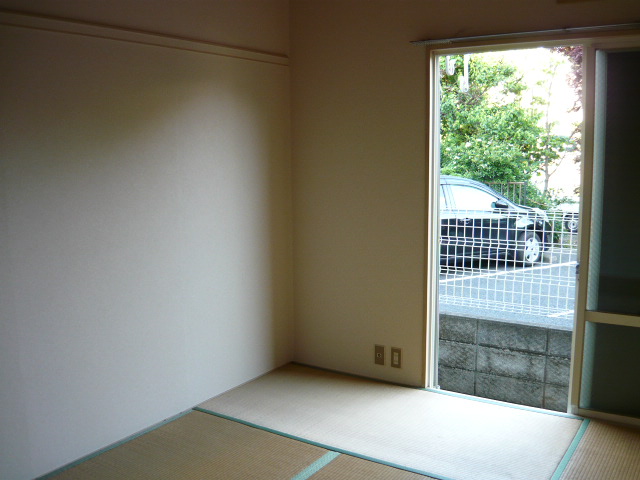 Other room space. 6-mat Japanese-style room. Bright veranda face the room