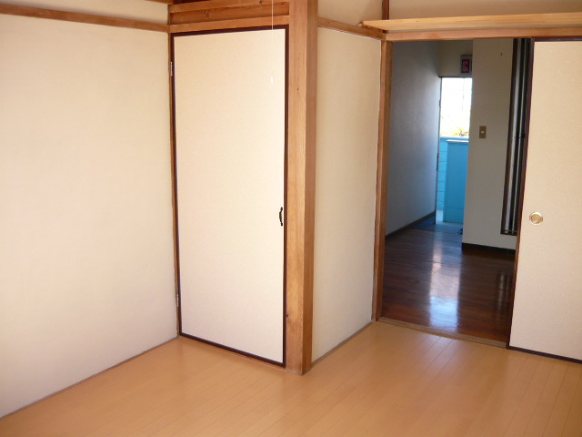 Other. 5.5 Pledge Western-style room and storage.